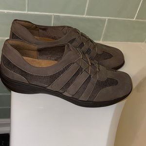 Trotter’s women shoe. Size 9.5 color taupe. Very good condition.